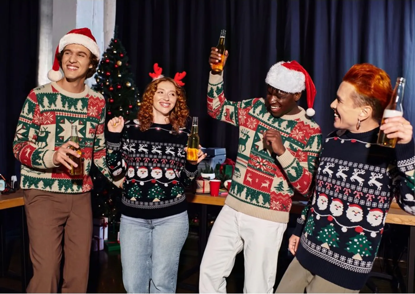 Team in Weihnachtspullovern mit Logo feiert Weihnachtsfeier